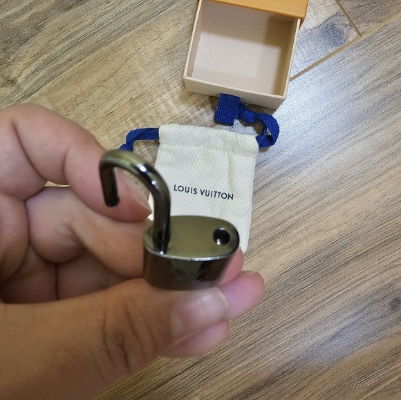 Authentic Louis Vuitton Gunmetal/silver tone lock & key #315 - Picture 8 of 13